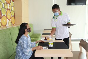 Sarapan prasmanan setiap hari dengan biaya tambahan