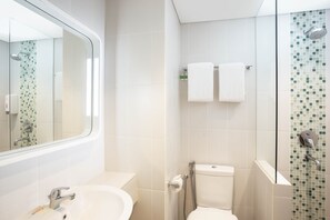 Douche, serviettes fournies, savon, shampoing