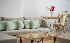 Suite – superior | Oppholdsområde | En 32-tommers smart-TV med digitale kanaler samt TV