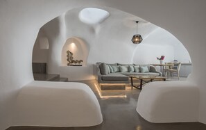 Superior Σουίτα | Περιοχή καθιστικού | Τηλεόραση Smart 32 ιντσών με ψηφιακά κανάλια, τηλεοράσεις