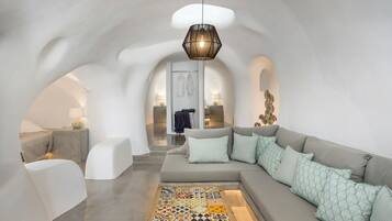 Phòng Suite Superior | Khu phòng khách | Smart TV 32-inch có truyền hình kỹ thuật số, TV