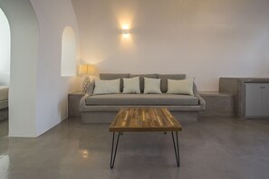 Suite – classic | Oppholdsområde | En 32-tommers smart-TV med digitale kanaler samt TV