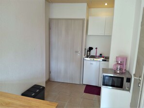 Jääkaappi, mikroaaltouuni, liesi, kahvin-/teenkeitin