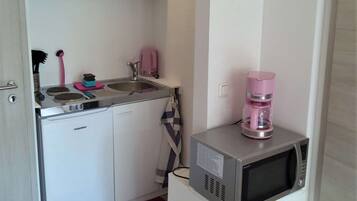 Fridge, microwave, stovetop, coffee/tea maker