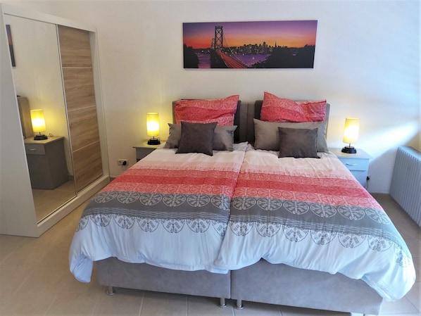 1 slaapkamer, een bureau, een strijkplank/strijkijzer, wifi