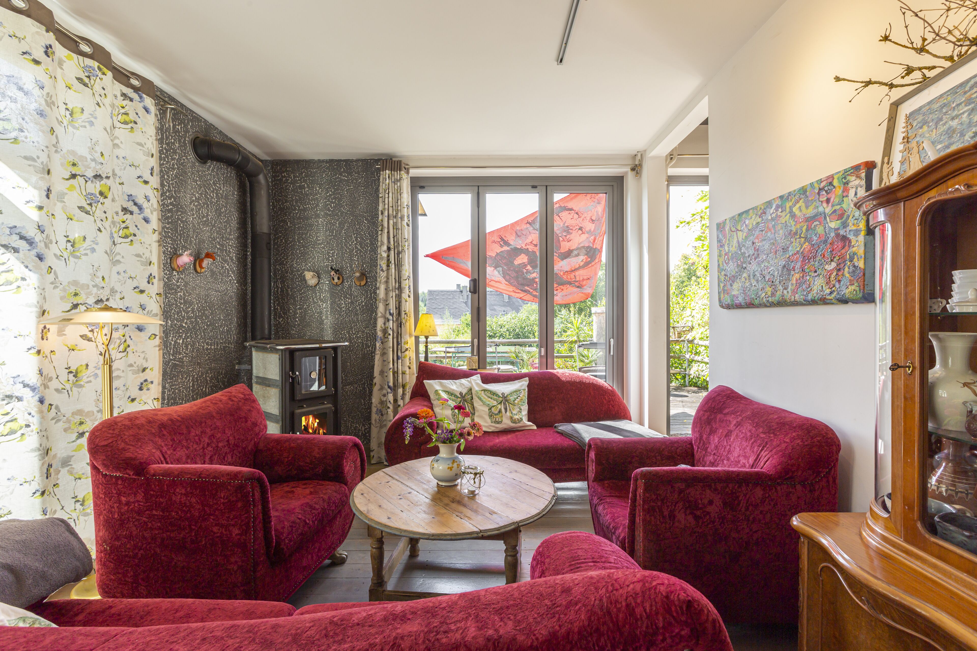 Smart TV, chimenea, futbolito y tenis de mesa 