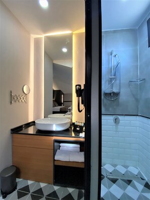 Exclusive Room, Jetted Tub | Bathroom | Shower, rainfall showerhead, free toiletries, hair dryer - Confores Hotel (Istanbul)