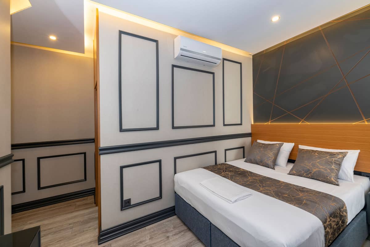 Egyptian cotton sheets, premium bedding, minibar, in-room safe