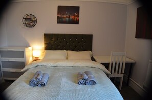 Double Room | Free WiFi, bed sheets - Gorton Mount Hotel Manchester (Manchester)