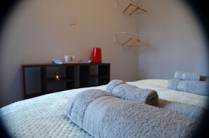 Double Room | Free WiFi, bed sheets - Gorton Mount Hotel Manchester (Manchester)