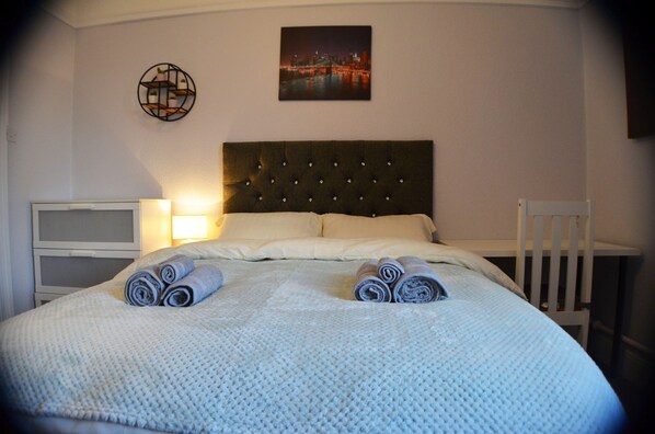 Double Room | Free WiFi, bed sheets - Gorton Mount Hotel Manchester (Manchester)