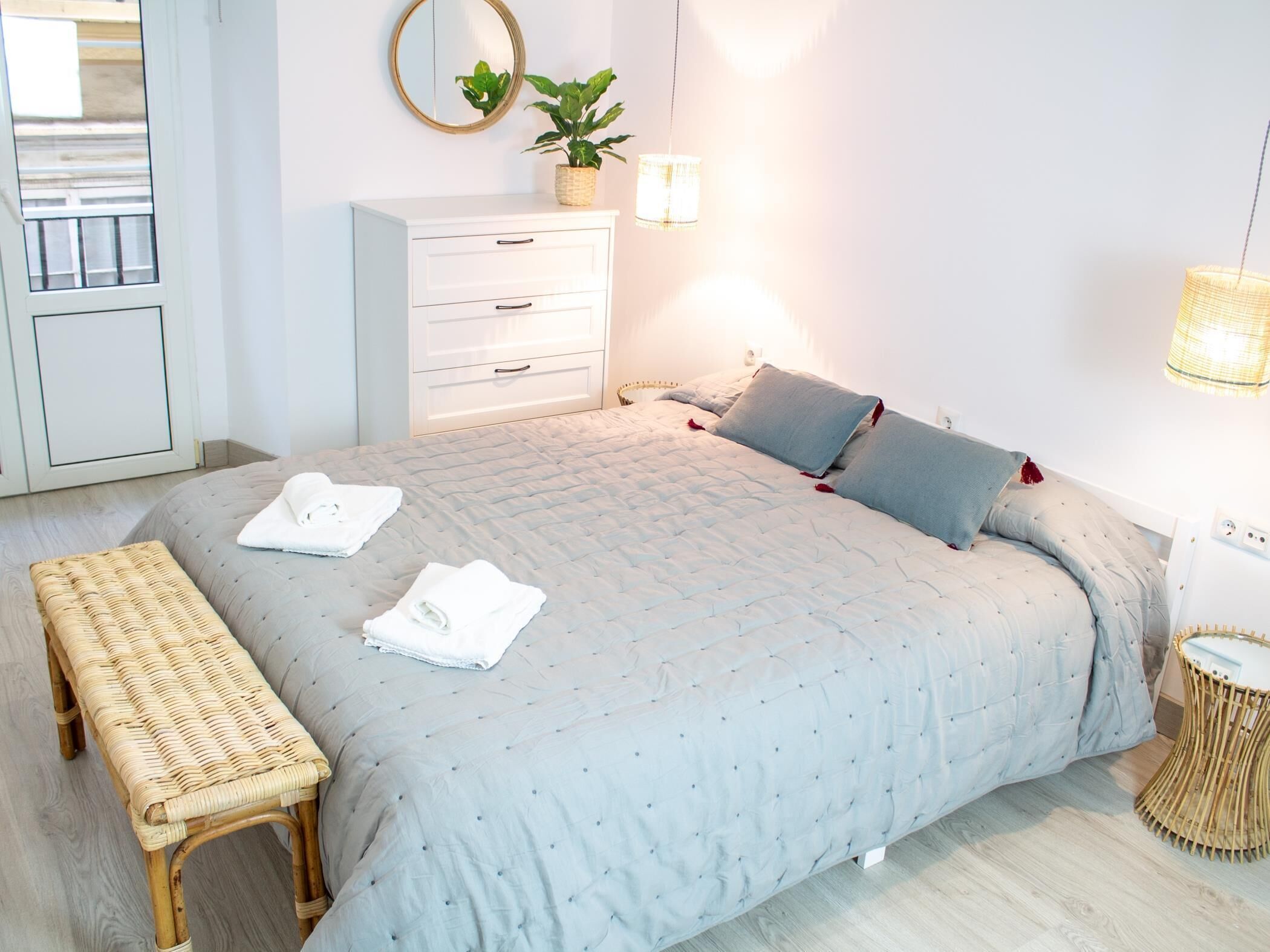 2 bedrooms, iron/ironing board, internet, bed sheets