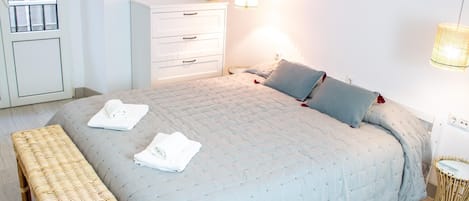 2 bedrooms, iron/ironing board, internet, bed sheets
