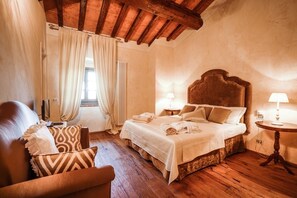 8 bedrooms, internet, bed sheets