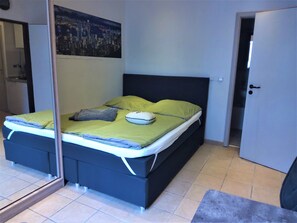 1 Schlafzimmer, Schreibtisch, BĂŒgeleisen/BĂŒgelbrett, WLAN