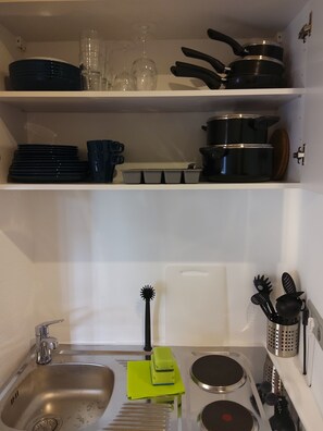 KĂŒhlschrank, Mikrowelle, Herdplatte, Wasserkocher mit Kaffee-/Teezubehör