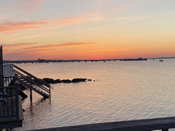 على الشاطئ، كراسي للتشمس، مناشف للشاطئ