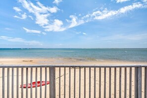 على الشاطئ، كراسي للتشم�س، مناشف للشاطئ