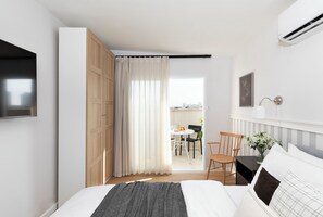 City Apartment, 3 Bedrooms, Balcony | Balcony - AirTLV - Arlozorov Apartment's (Ramat Gan)