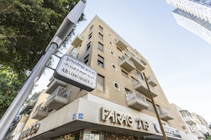 On peut voir un immeuble avec une enseigne indiquant « FARAG TIS » et des balcons donnant sur la « rue ARLOSOROFF ».