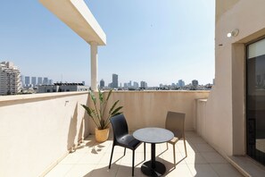 City Apartment, 2 Bedrooms | Balcony