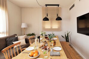 ซิตี้อพาร์ทเมนท์, 3 ห้องนอน, ระเบียง | บริเวณนั่งเล่น | ทีวีจอแบน 42 นิ้ว พร้อมช่องดิจิตอล, ทีวีจอพลาสมา, Netflix