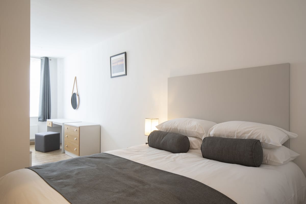 1 Bedroom Apartment with Sofa Bed | 低過敏寢具、書桌、筆電工作空間、遮光布/窗簾