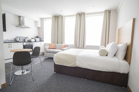 Studio | 2 bedrooms, hypo-allergenic bedding, desk, laptop workspace