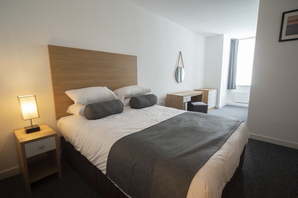 Ropa de cama hipoalergénica y escritorio 