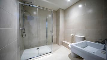 Studio | Bathroom | Combined shower/bathtub, rainfall showerhead, free toiletries