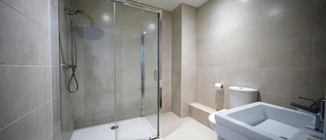 Studio | Bathroom | Combined shower/tub, rainfall showerhead, free toiletries, hair dryer