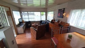 Een knus verblijf met een kitchenette, zithoek en een eettafel.