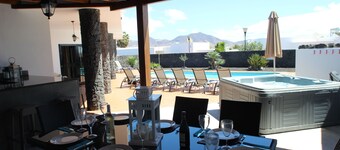 Child friendly (sleeps 8) Luxury Villa c/w Heated Pool-hottub-playroom and toys 