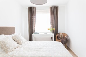 2 Schlafzimmer, Schreibtisch, Bügeleisen/Bügelbrett, Reisekinderbett