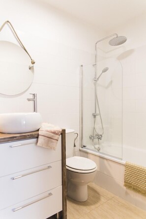 Badewanne, Haartrockner, Handtücher, Seife