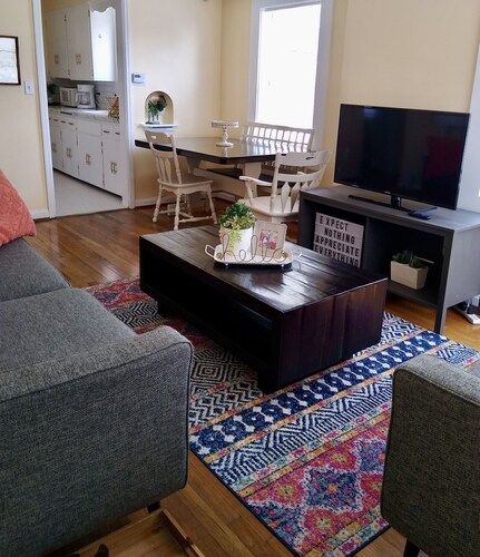 Charming cozy cottage on historic numbered streets