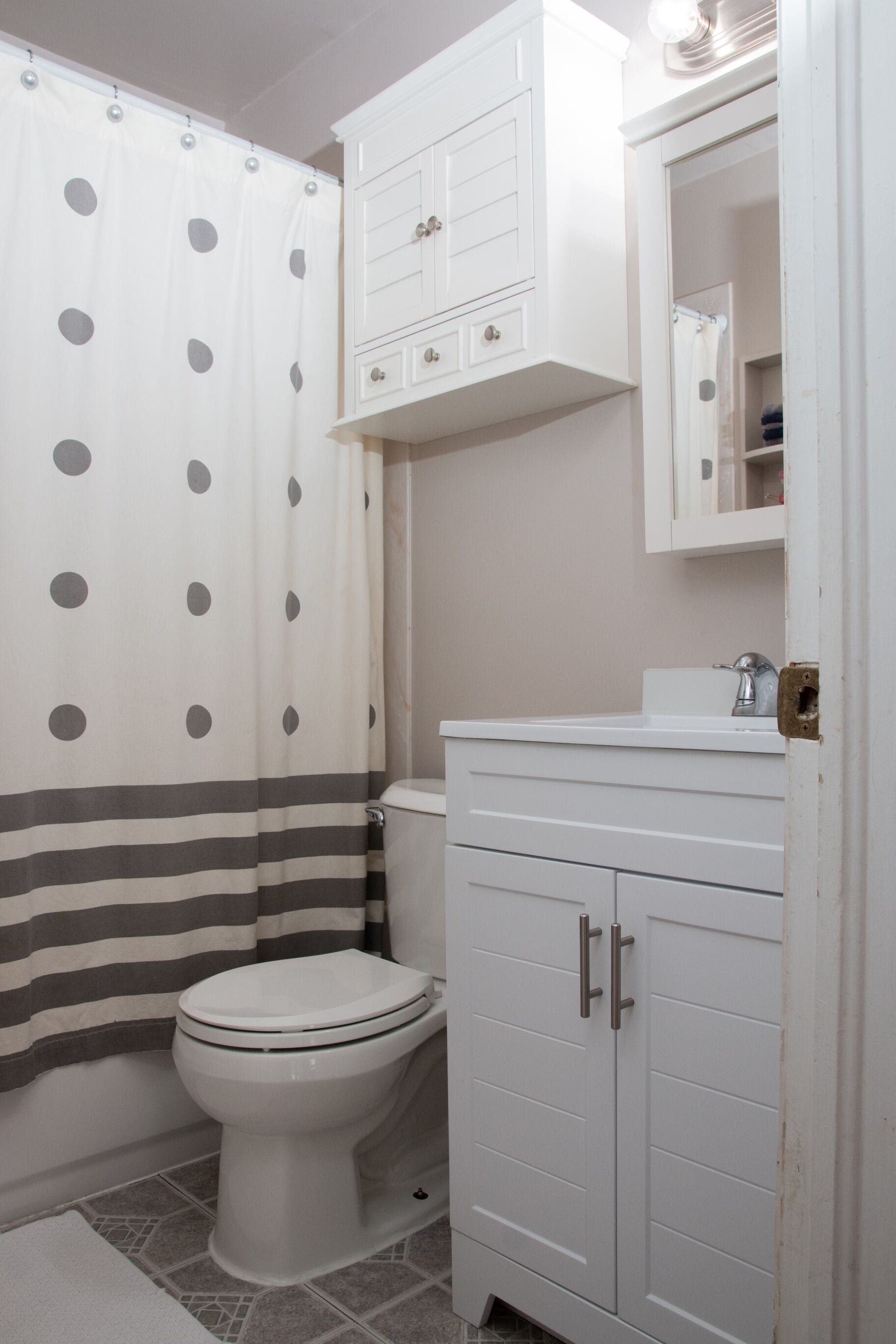 シャワー付き浴槽、ヘアドライヤー、タオル、石鹸