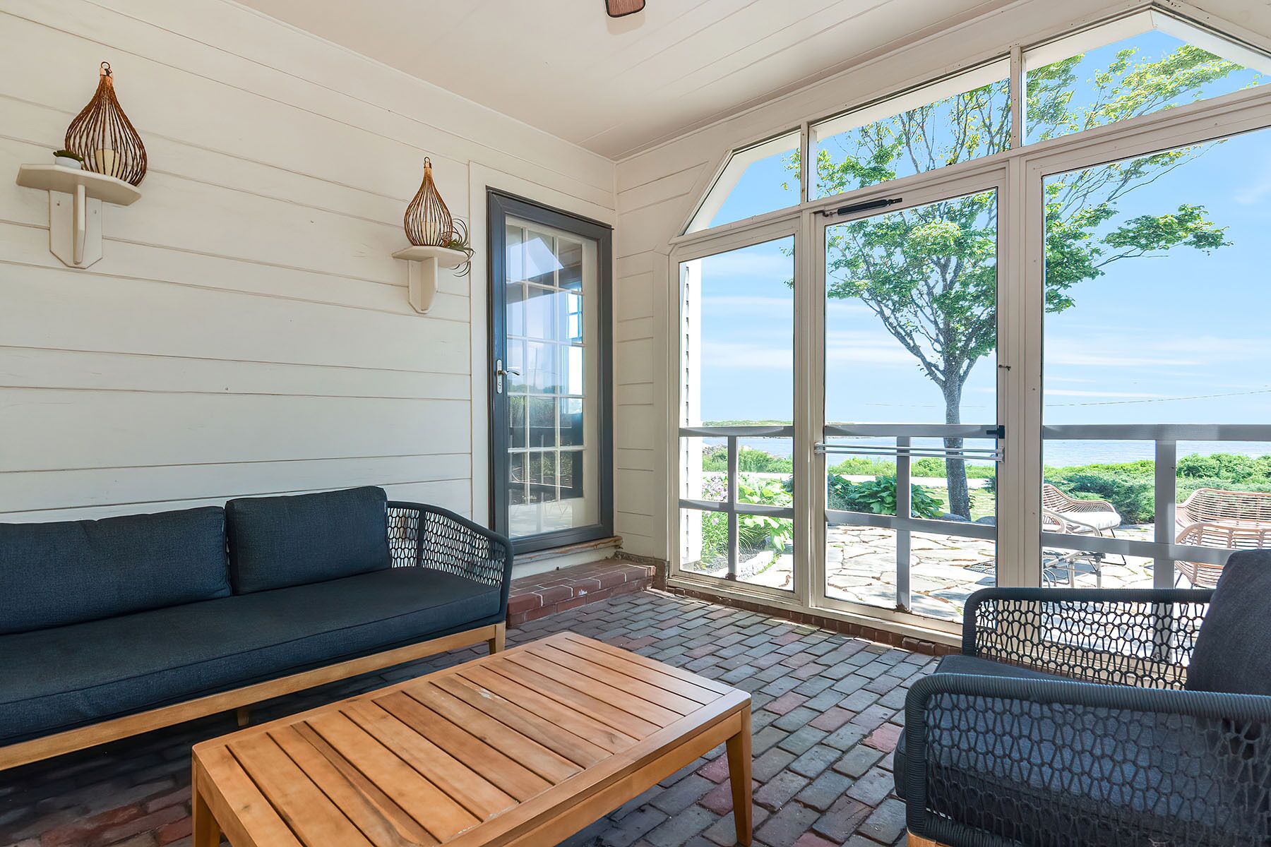 Televisión y chimenea 