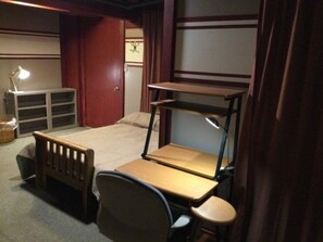 1 bedroom, desk, free WiFi, bed sheets - Basement Efficiency Apartment (Pembine)