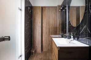 Dusche, Haartrockner, Handtücher, Seife