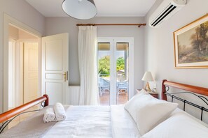 3 bedrooms, iron/ironing board, travel crib, free WiFi - Villa Chrysalida, peaceful home with scenic views! (Skaleta)