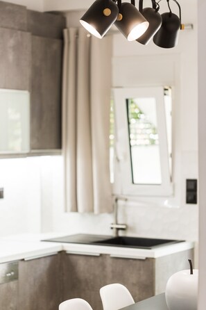 Jääkaappi, mikroaaltouuni, uuni, liesi