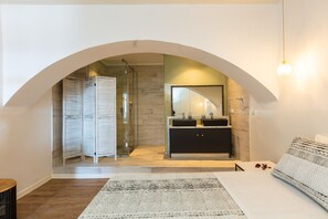 2 habitaciones, caja de seguridad en la habitación y escritorio 