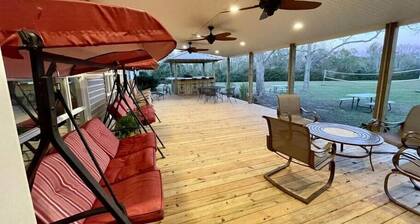 Private Family Mini Resort!! Pool, Gym, Pool table, foosball, volleyball, Lake +