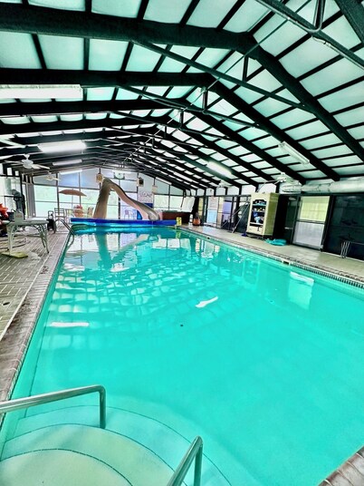 Private Family Mini Resort!! Pool, Gym, Pool table, foosball, volleyball, Lake +