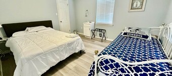 Private Family Mini Resort!! Pool, Gym, Pool table, foosball, volleyball, Lake +