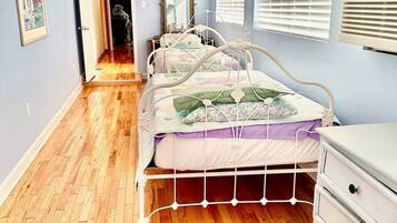 10 bedrooms, desk, iron/ironing board, free WiFi