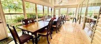 Private Family Mini Resort!! Pool, Gym, Pool table, foosball, volleyball, Lake +