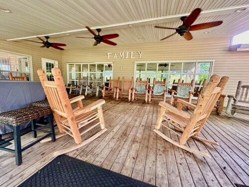 Private Family Mini Resort!! Pool, Gym, Pool table, foosball, volleyball, Lake +