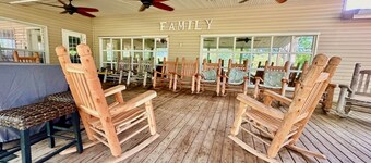 Private Family Mini Resort!! Pool, Gym, Pool table, foosball, volleyball, Lake +